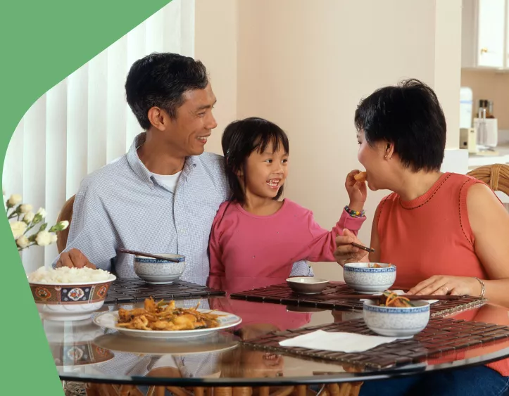 Photo: Family talking at the dinner table